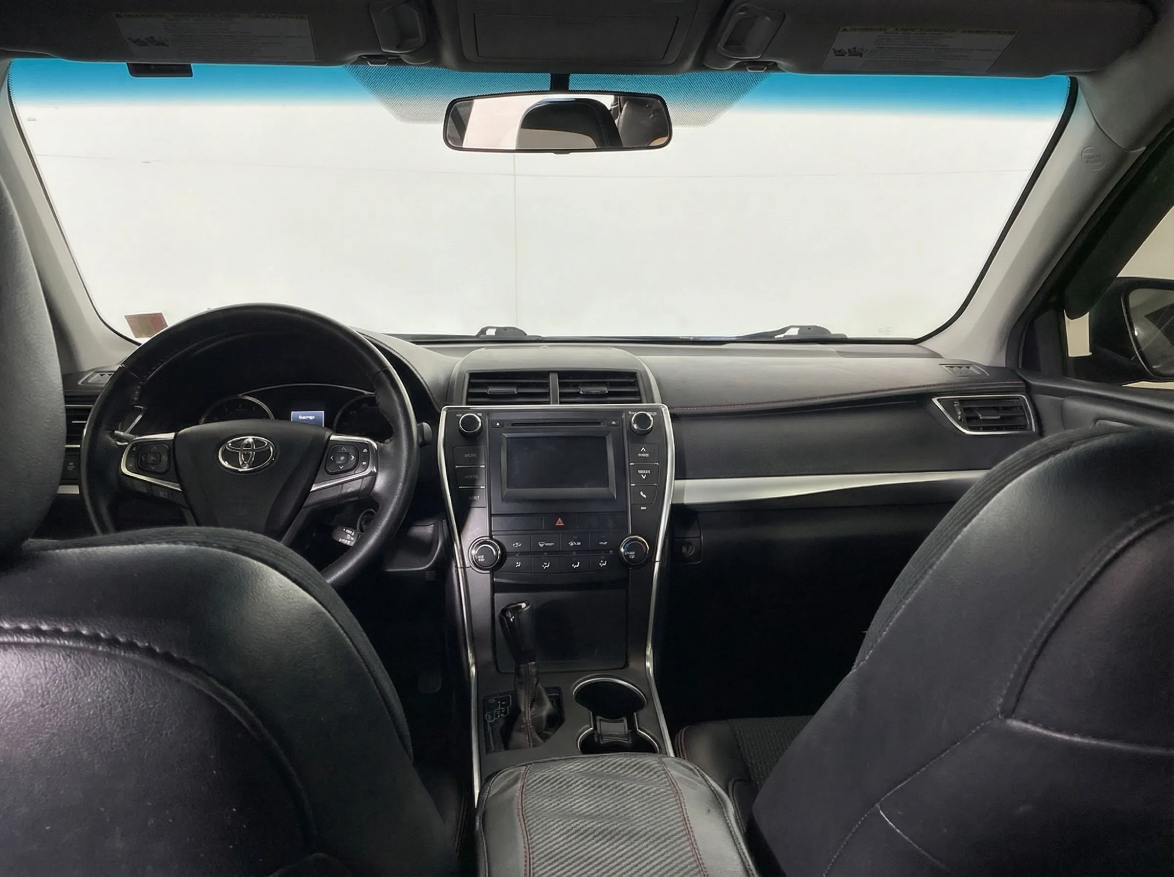2017 Toyota Camry SE — thumbnail 14