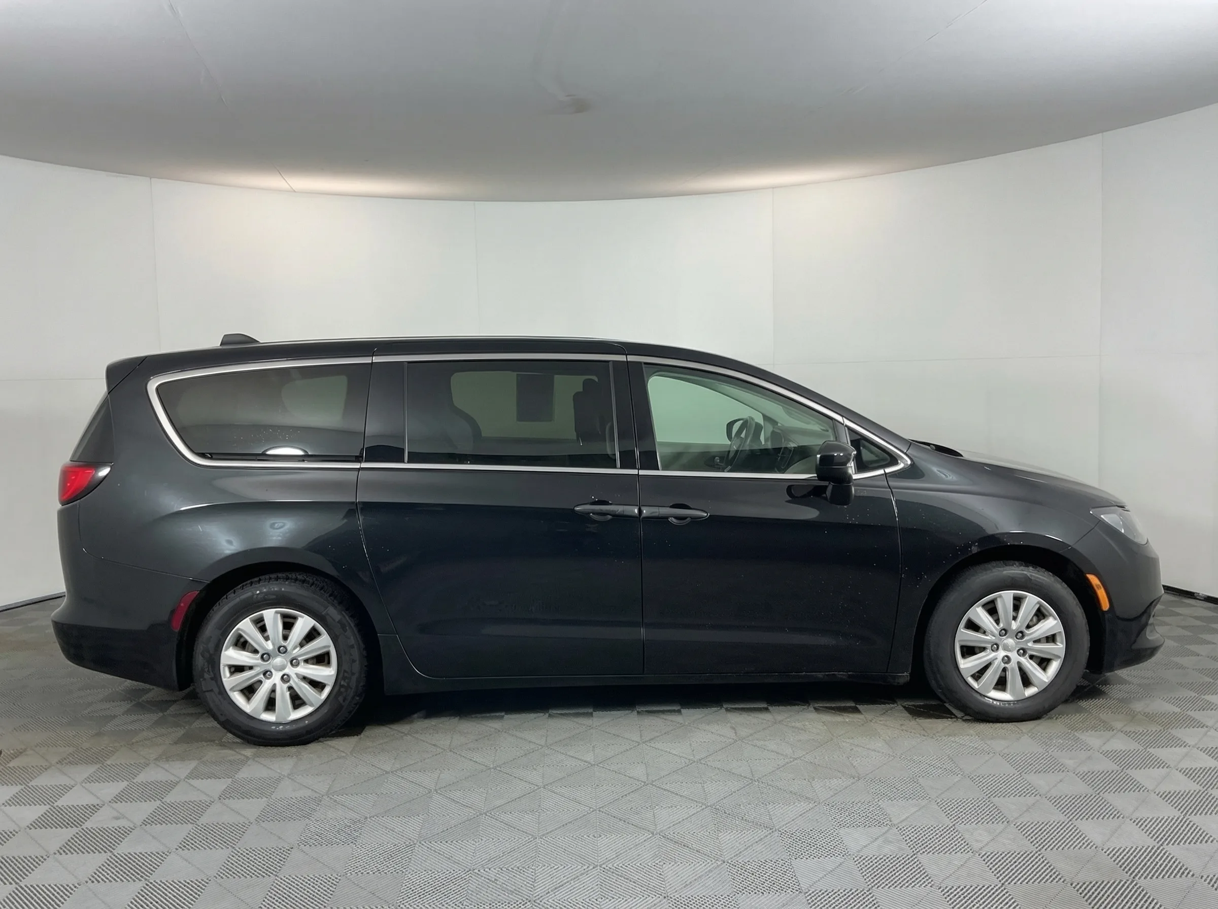 2018 Chrysler Pacifica L — thumbnail 3