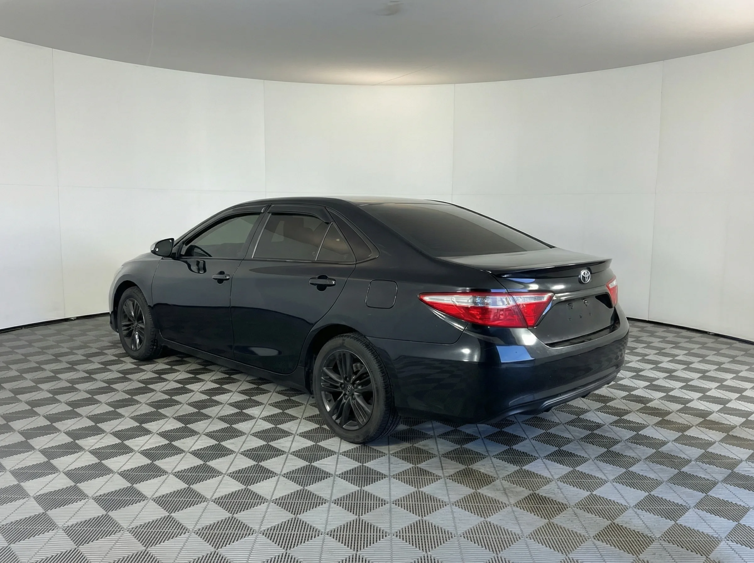 2017 Toyota Camry SE — thumbnail 4