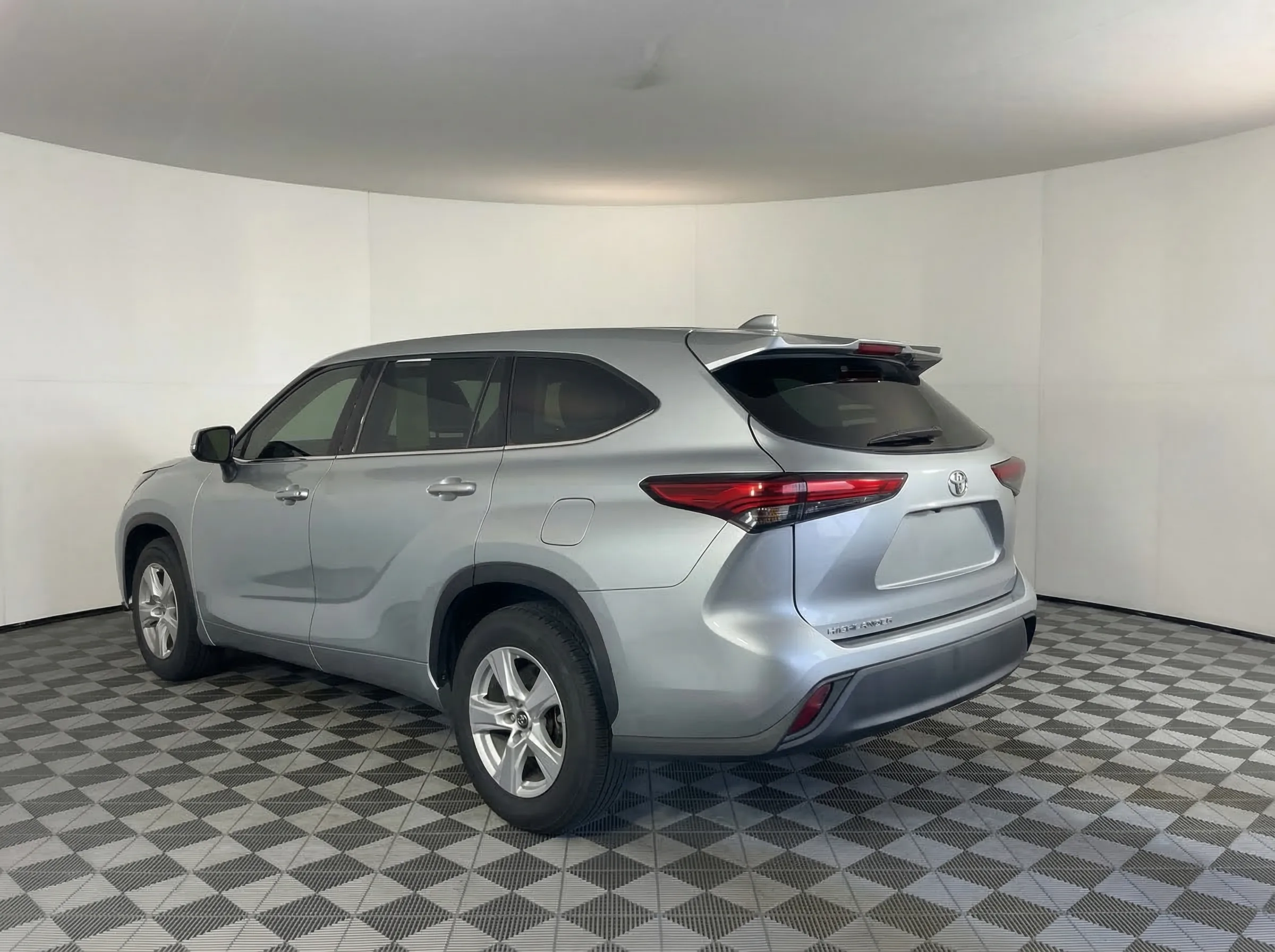 2020 Toyota Highlander L — thumbnail 8