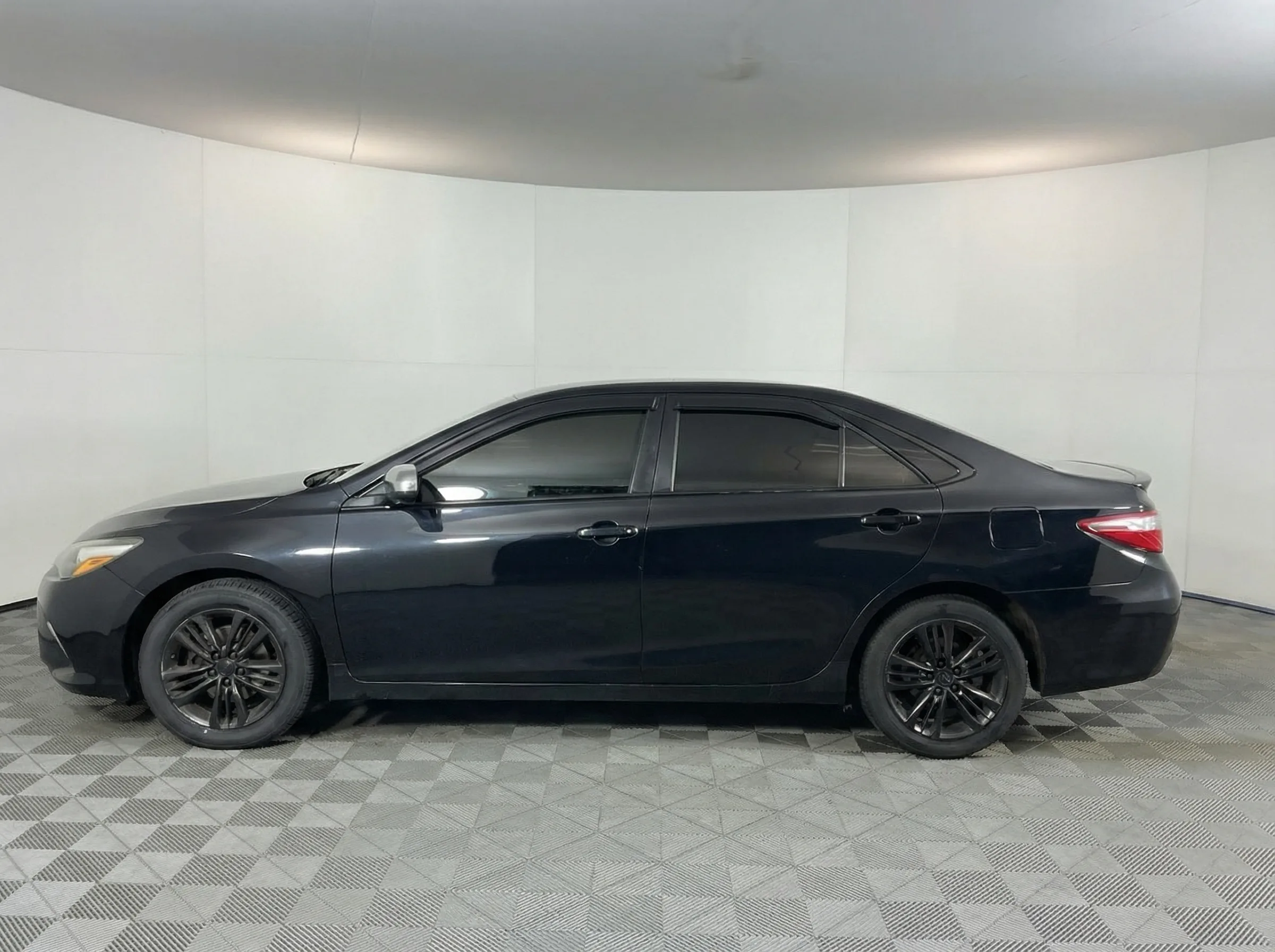 2017 Toyota Camry SE — thumbnail 6